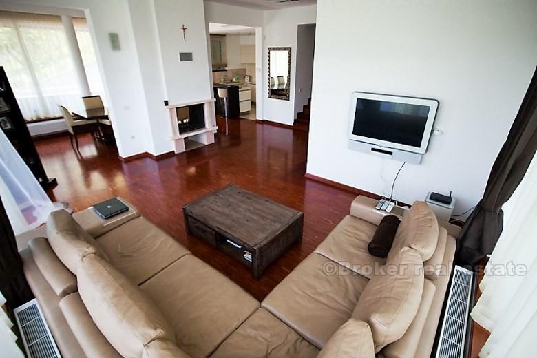 Nouvelle villa entourée de verdure