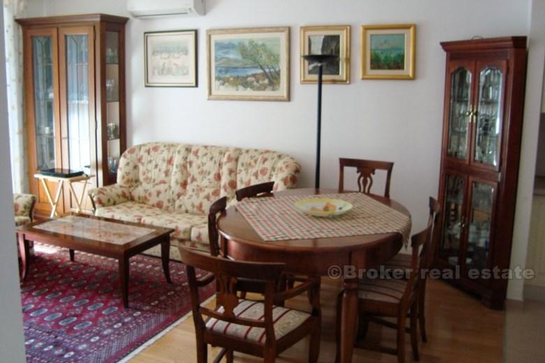 Luxuriös eingerichtete Wohnung mit einem Schlafzimmer