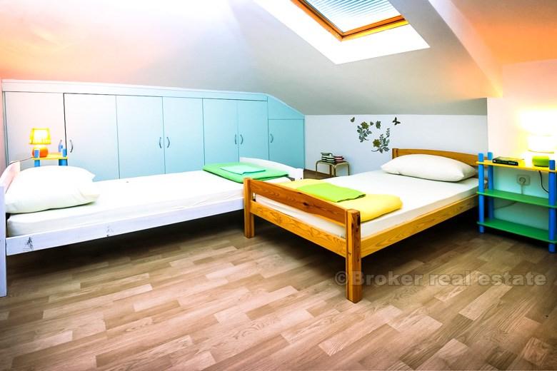 Villa nouvellement construite avec piscine