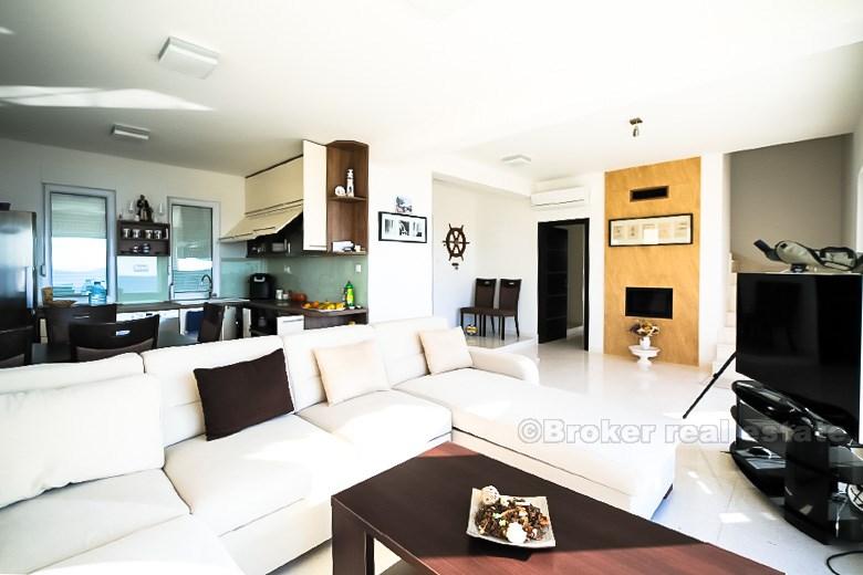 Villa nouvellement construite avec piscine