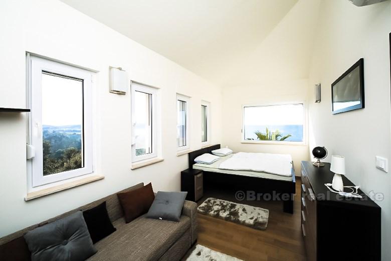 Nybygd villa med svømmebasseng