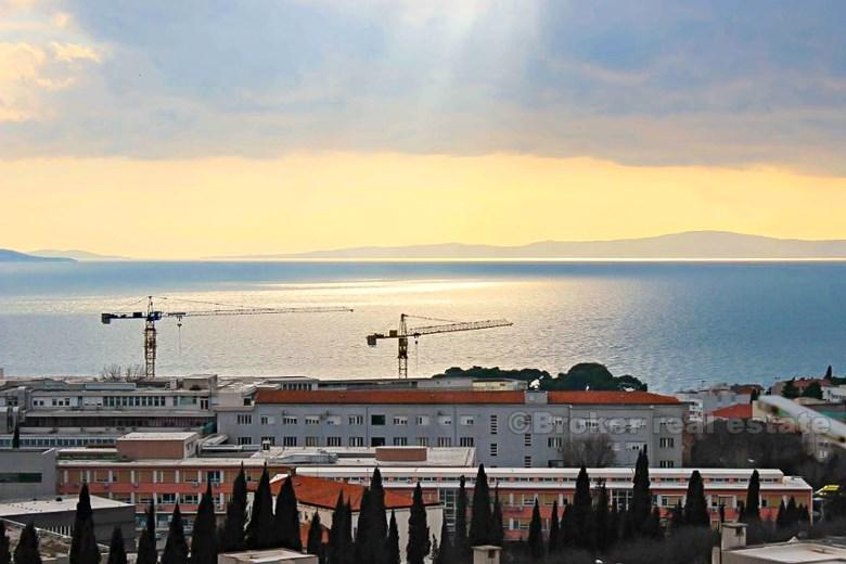 Appartement de deux chambres donnant sur la mer, à vendre