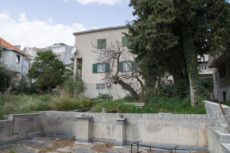 Detached house near the center of town