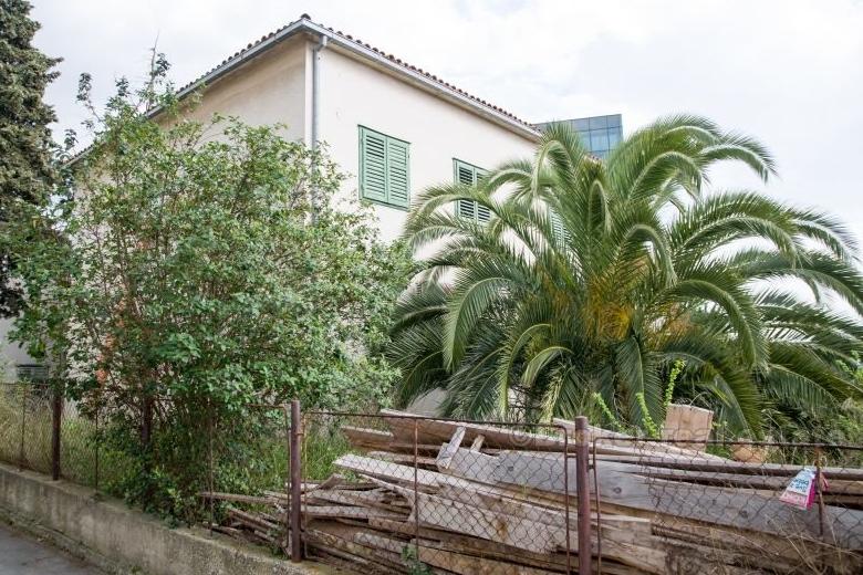 Detached house near the center of town
