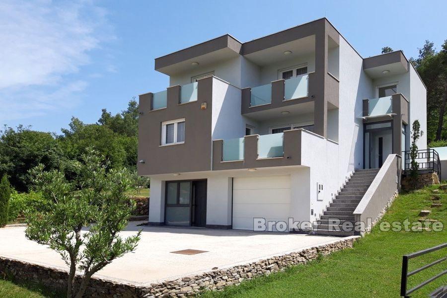 Vila s bazenom na prostranom zemljištu