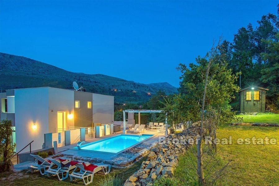 Willa z basenem na przestronnej działce