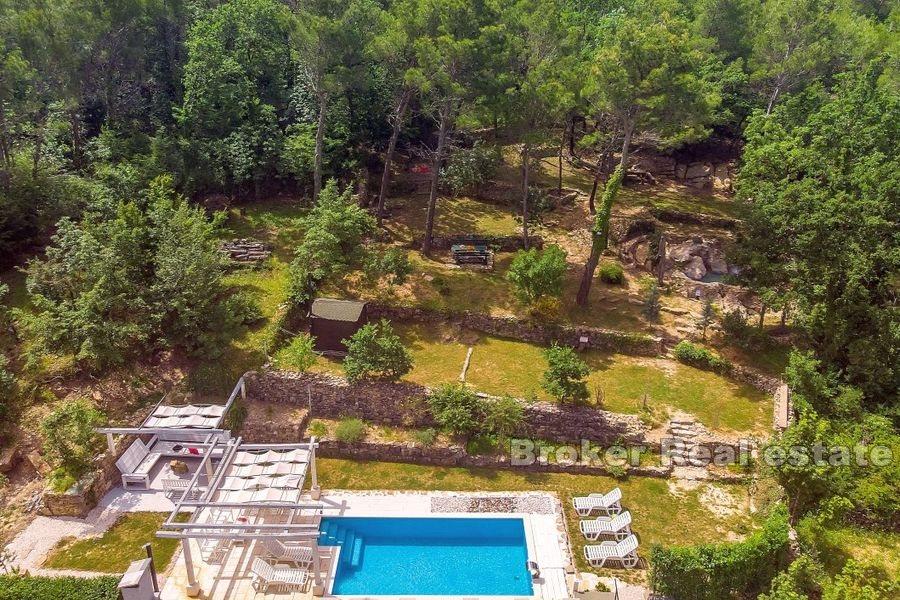 Villa med basseng på romslig tomt