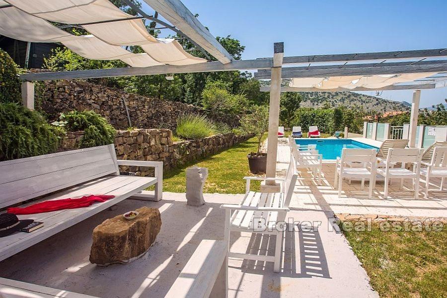 Willa z basenem na przestronnej działce