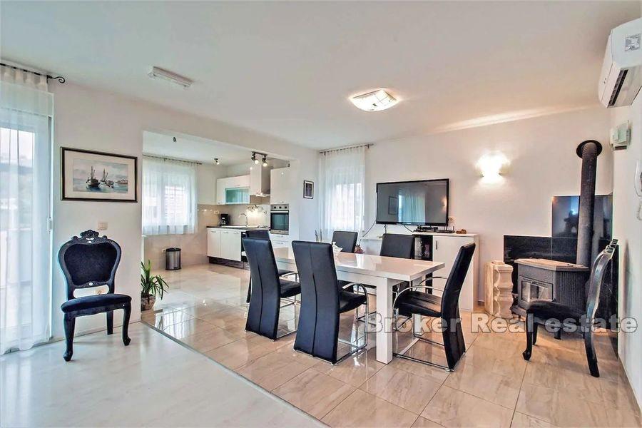 Willa z basenem na przestronnej działce