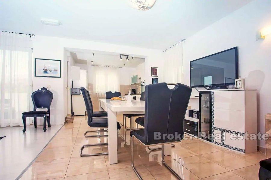 Willa z basenem na przestronnej działce