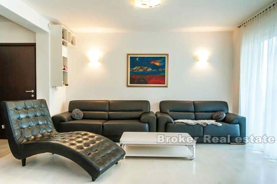 Willa z basenem na przestronnej działce