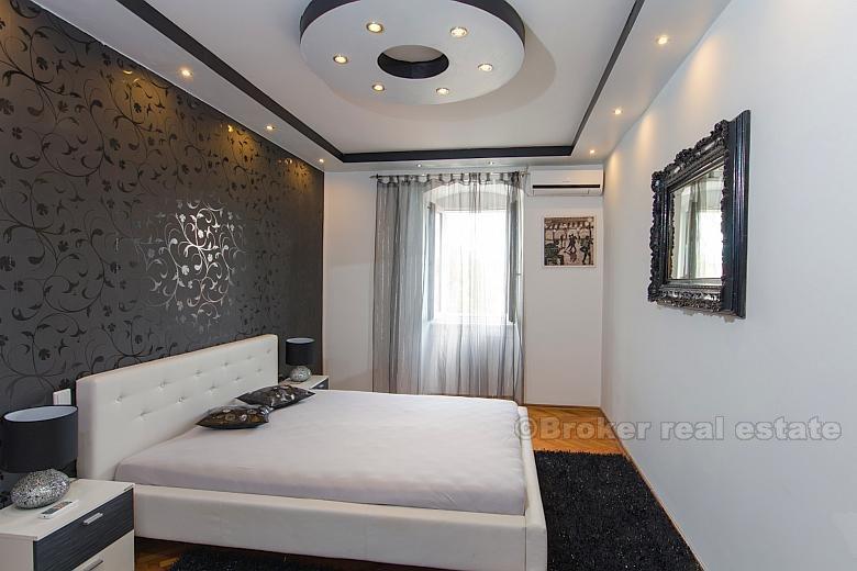 Belle et rénovée appartement de trois chambres