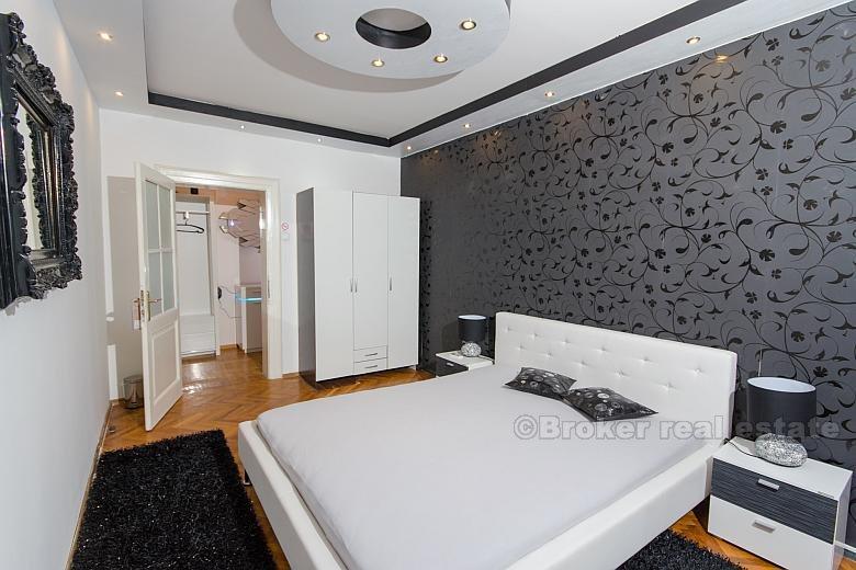 Bellissimo e ristrutturato appartamento con tre camere da letto