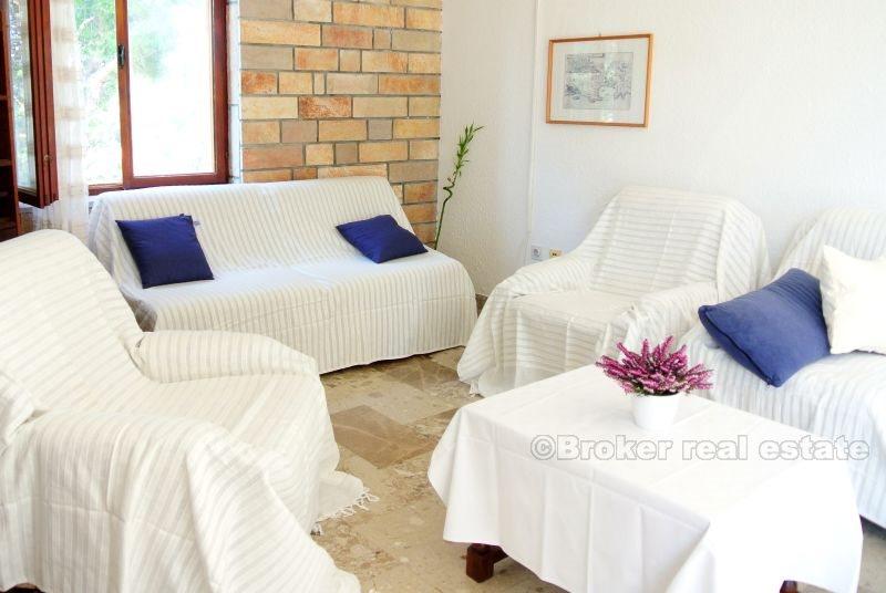 Дом / Вилла в окружении сада