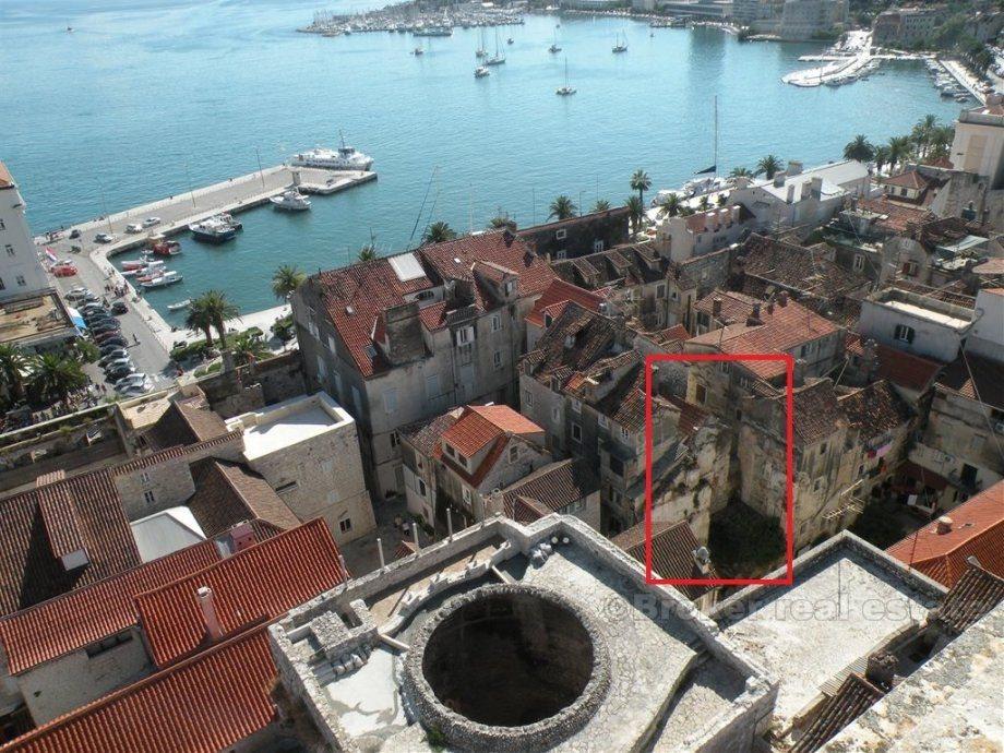 Casa di pietra nel centro della città