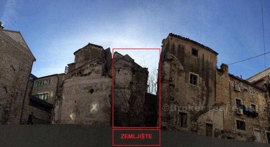 Casa di pietra nel centro della città