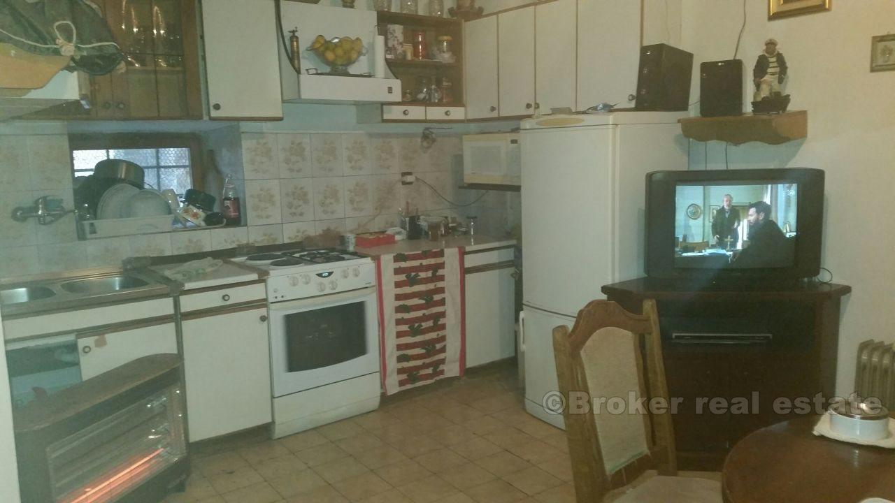 Kamienny dom w centrum miasta