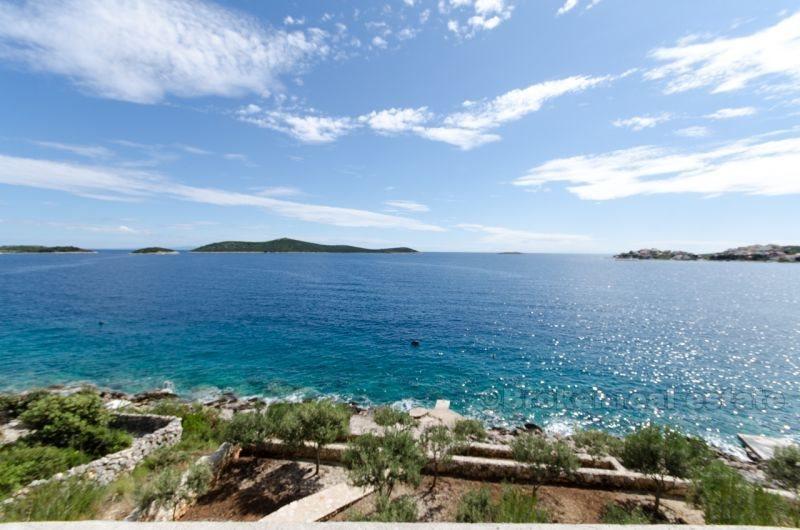 Villa non finita nella prima fila al mare