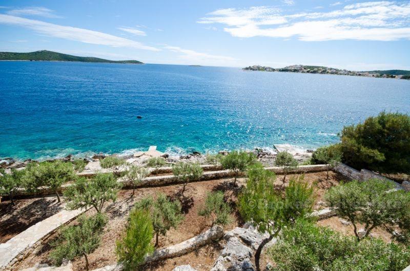 Villa non finita nella prima fila al mare