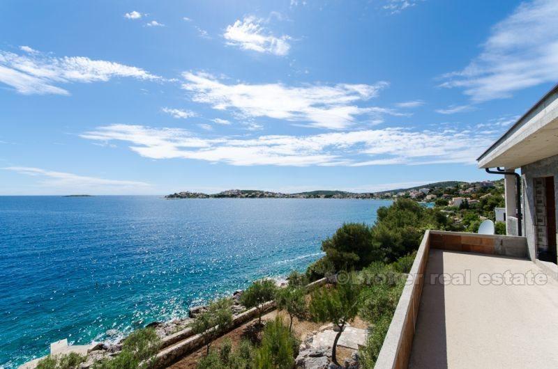 Villa non finita nella prima fila al mare