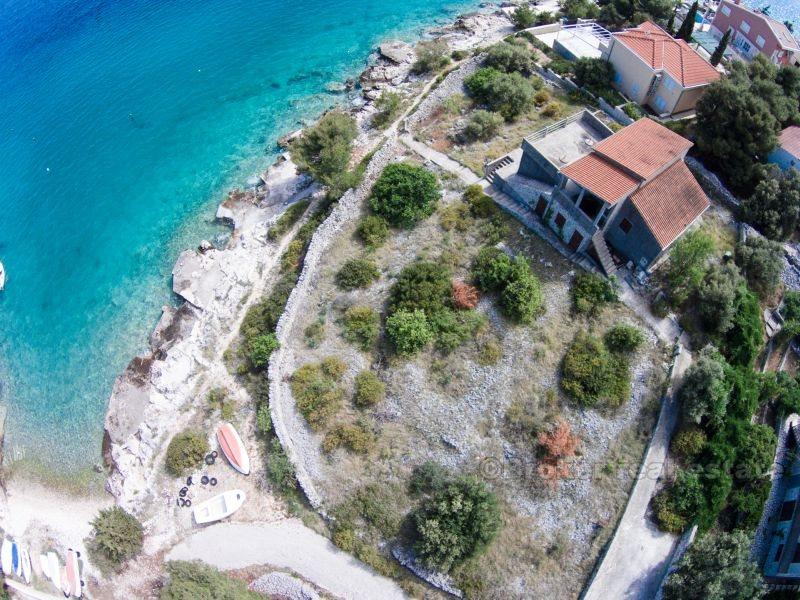 Oavslutat familjehus vid havet