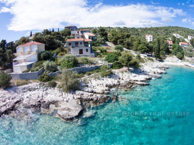Oavslutat familjehus vid havet