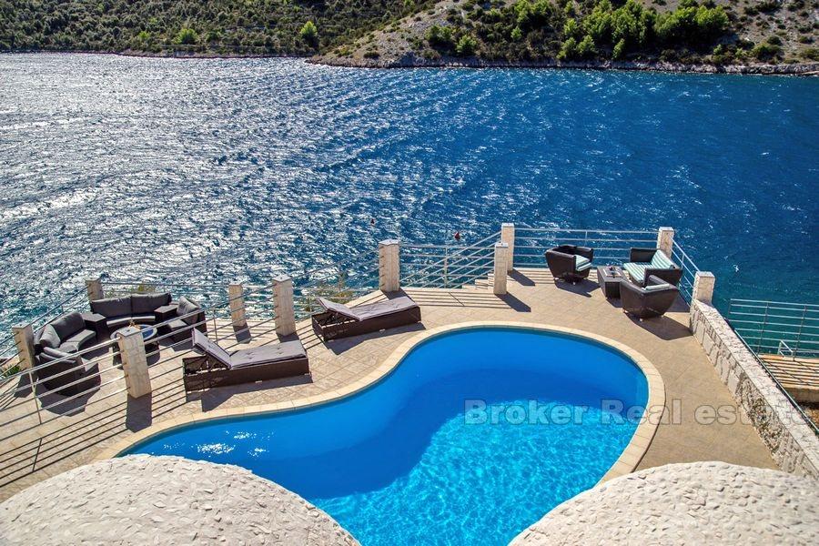 Beautiful villa with swimming pool, for sale