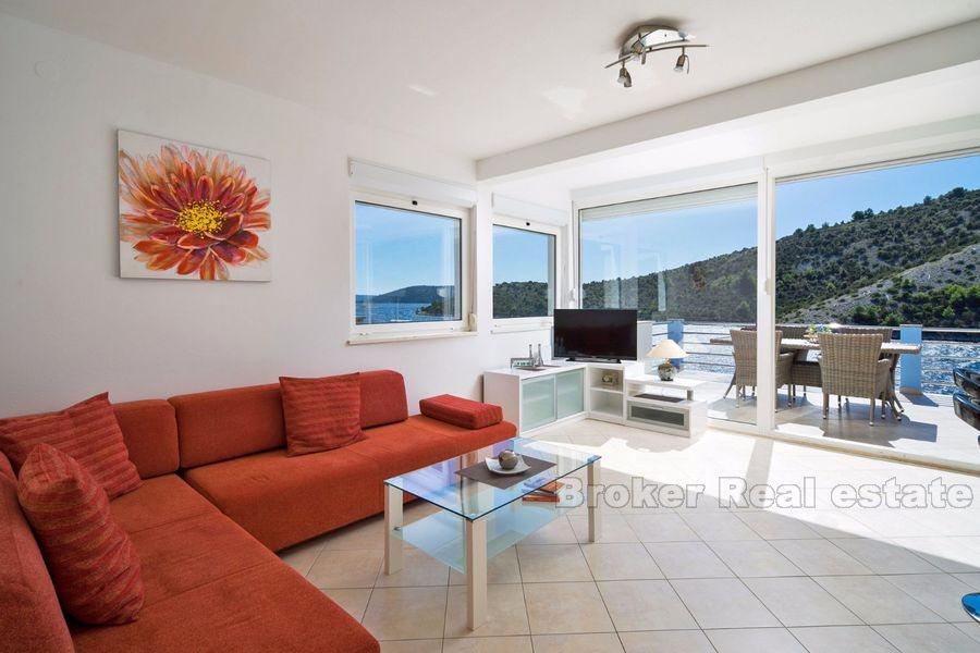 Beautiful villa with swimming pool, for sale