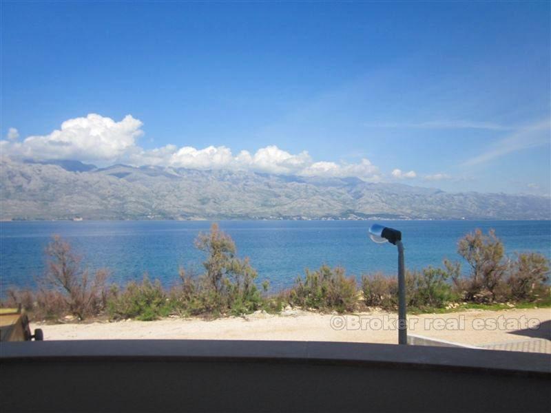 Et frittliggende hus på 3 etasjer, til salgs