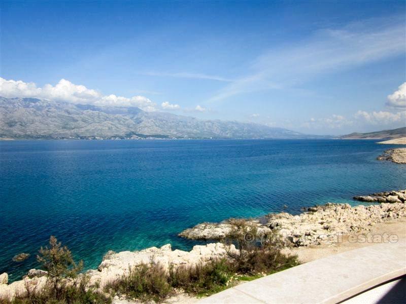 Et frittliggende hus på 3 etasjer, til salgs