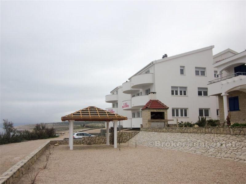 Et frittliggende hus på 3 etasjer, til salgs