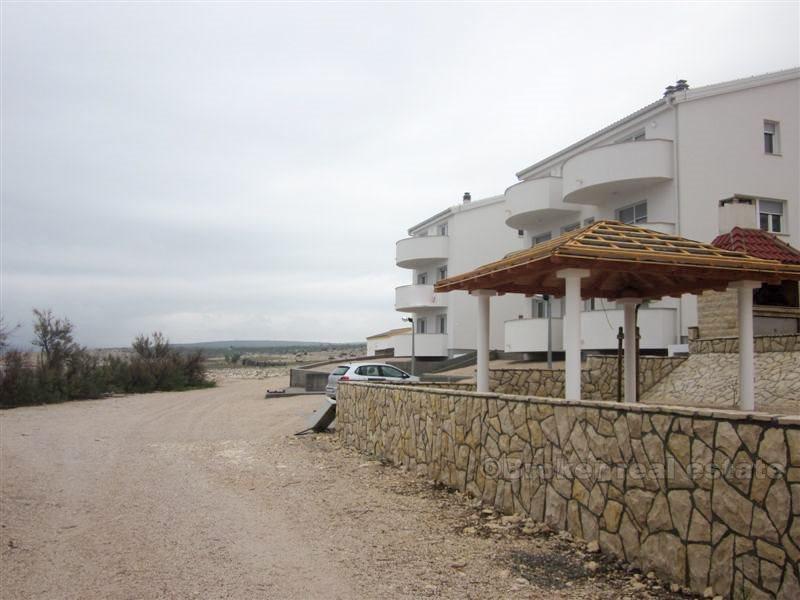 Et frittliggende hus på 3 etasjer, til salgs