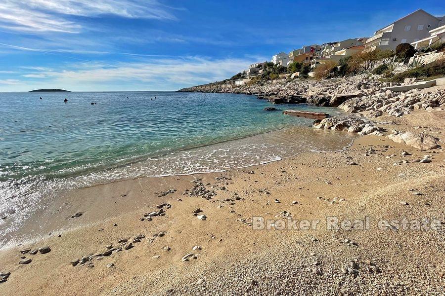 Nedovršena kuća u prvom redu do mora