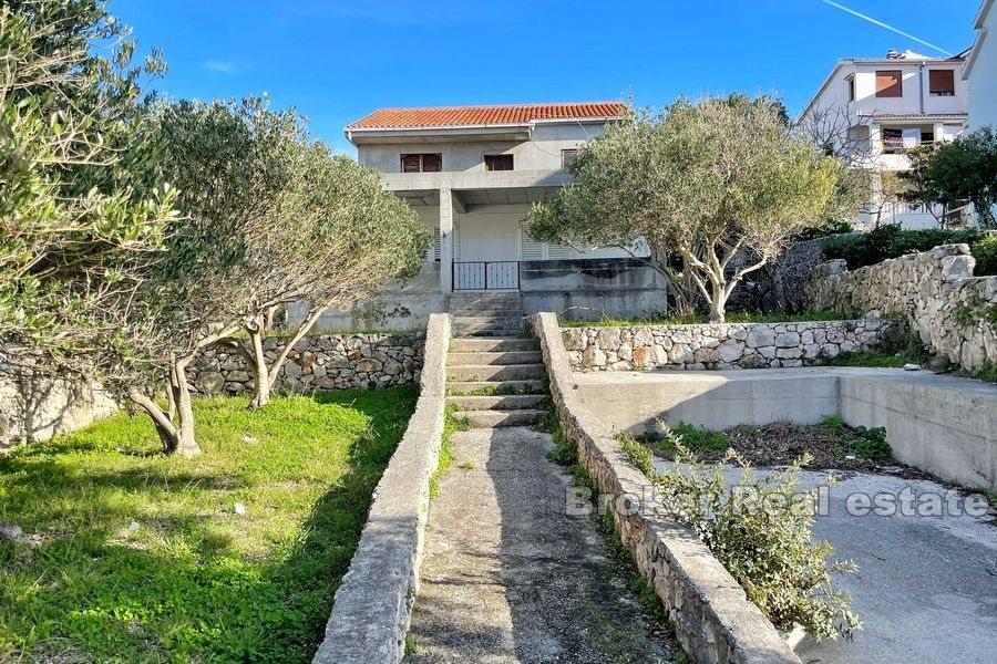 Uferdig hus på første rad mot sjøen