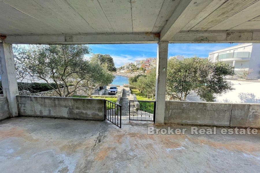 Casa non finita in prima fila al mare