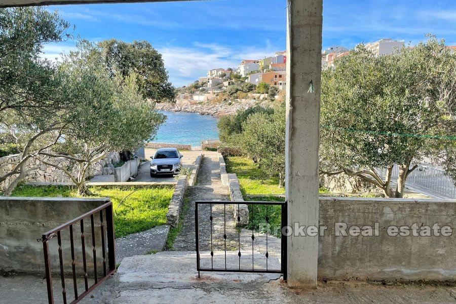 Nedovršena kuća u prvom redu do mora