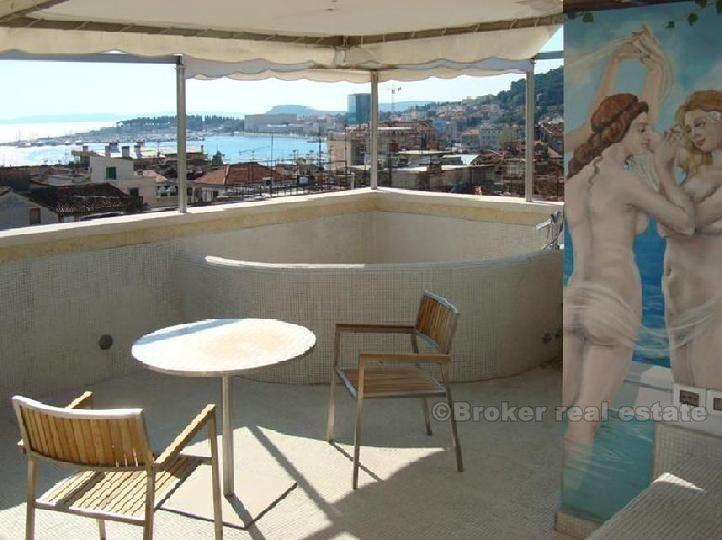 Luxury renovated three-room apartment