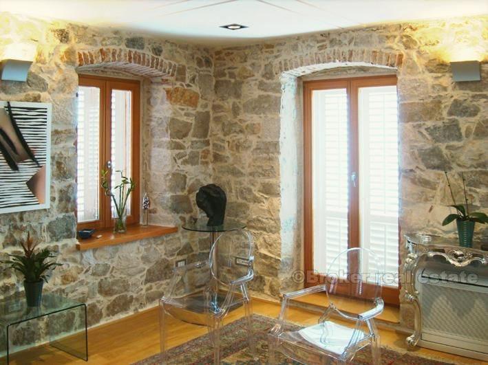 Fyra lägenheter i lägenhetshus