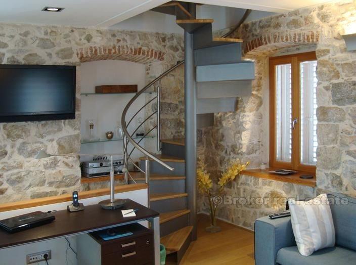 Fyra lägenheter i lägenhetshus