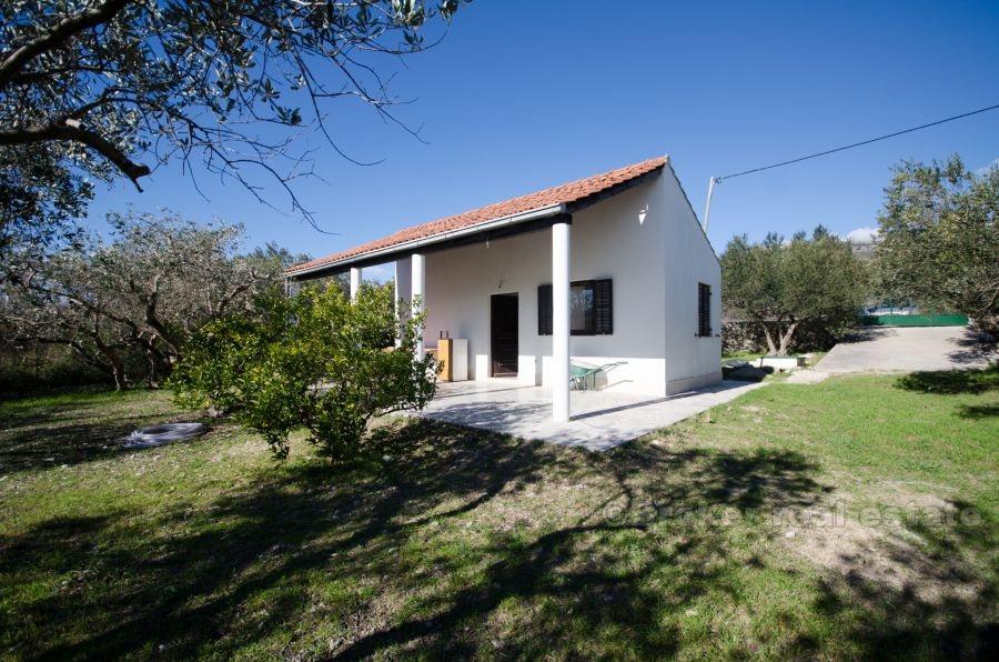 Hus med stor byggnad tomt, till salu