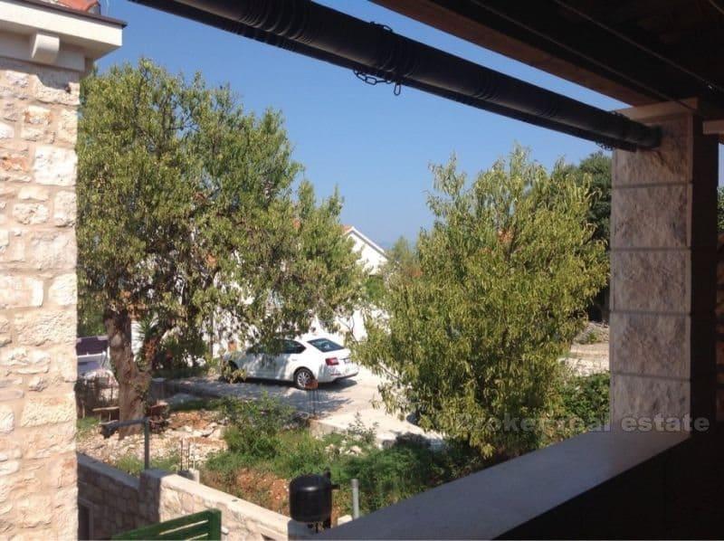 Samosotjeća kuća u starom dijelu grada