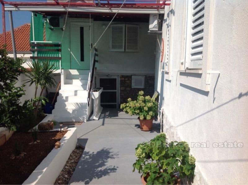 Samosotjeća kuća u starom dijelu grada