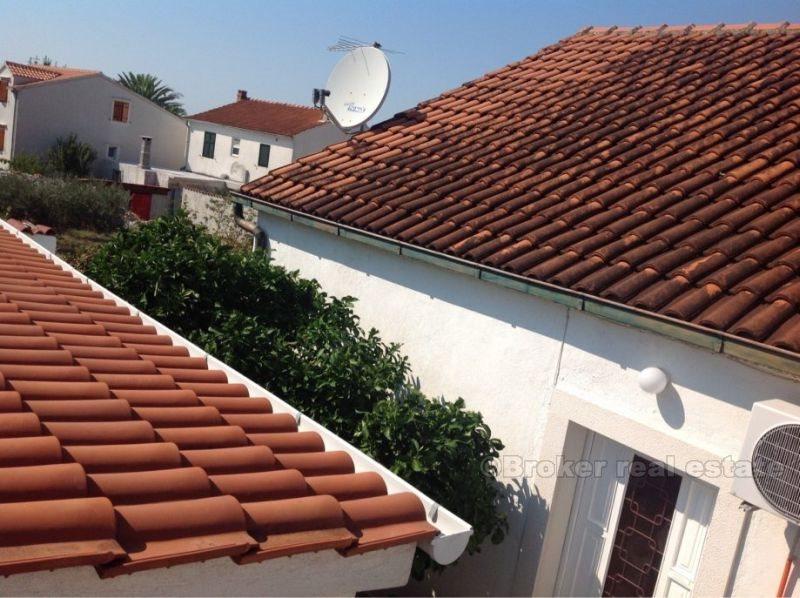 Samosotjeća kuća u starom dijelu grada