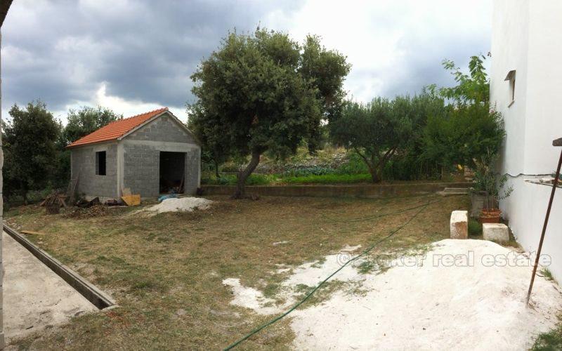 Hus under uppförande, till salu