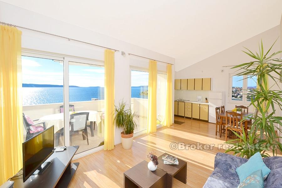 Detached house with swimming pool and sea view