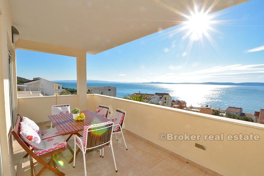 Detached house with swimming pool and sea view