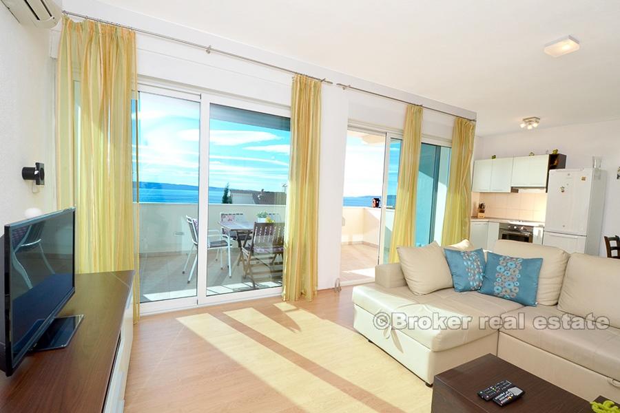 Dom jednorodzinny z basenem i widokiem na morze