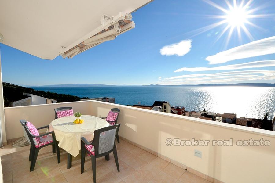 Detached house with swimming pool and sea view