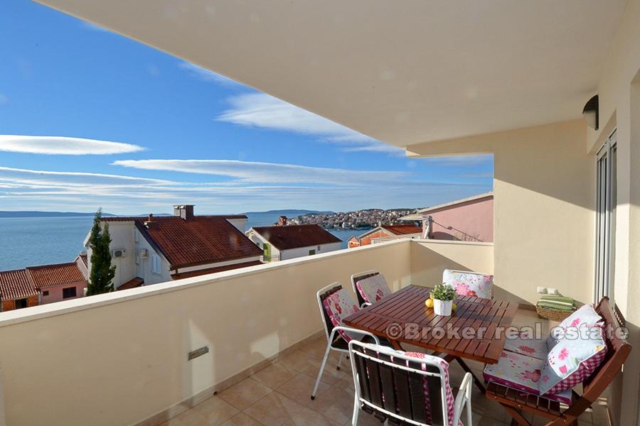 Detached house with swimming pool and sea view