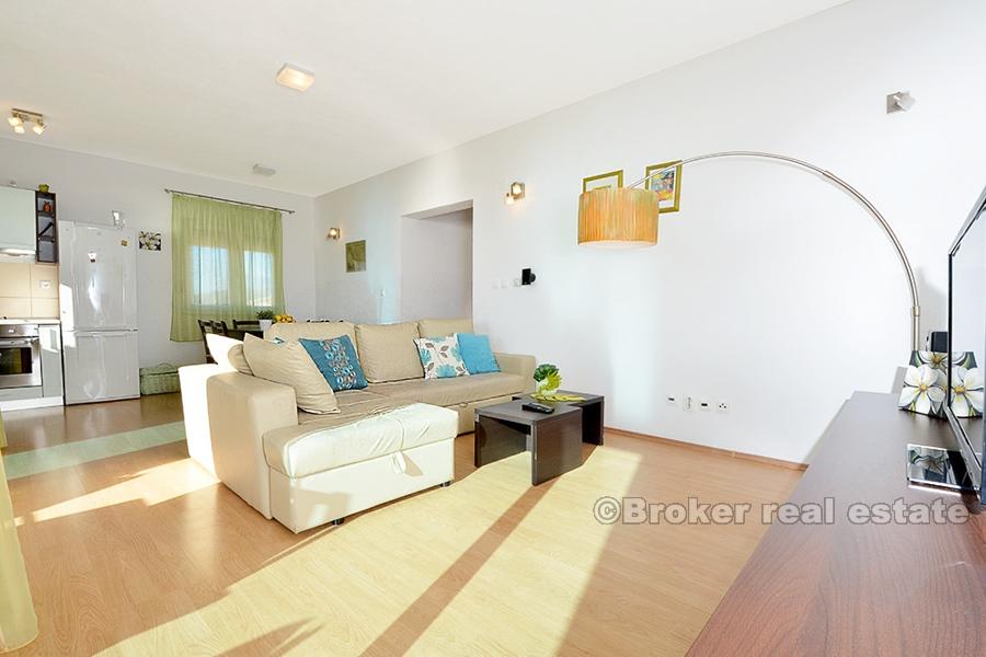 Detached house with swimming pool and sea view